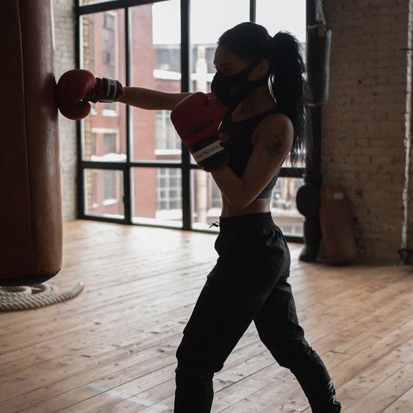 Man in athletic wear looking determined and focused during a workout.